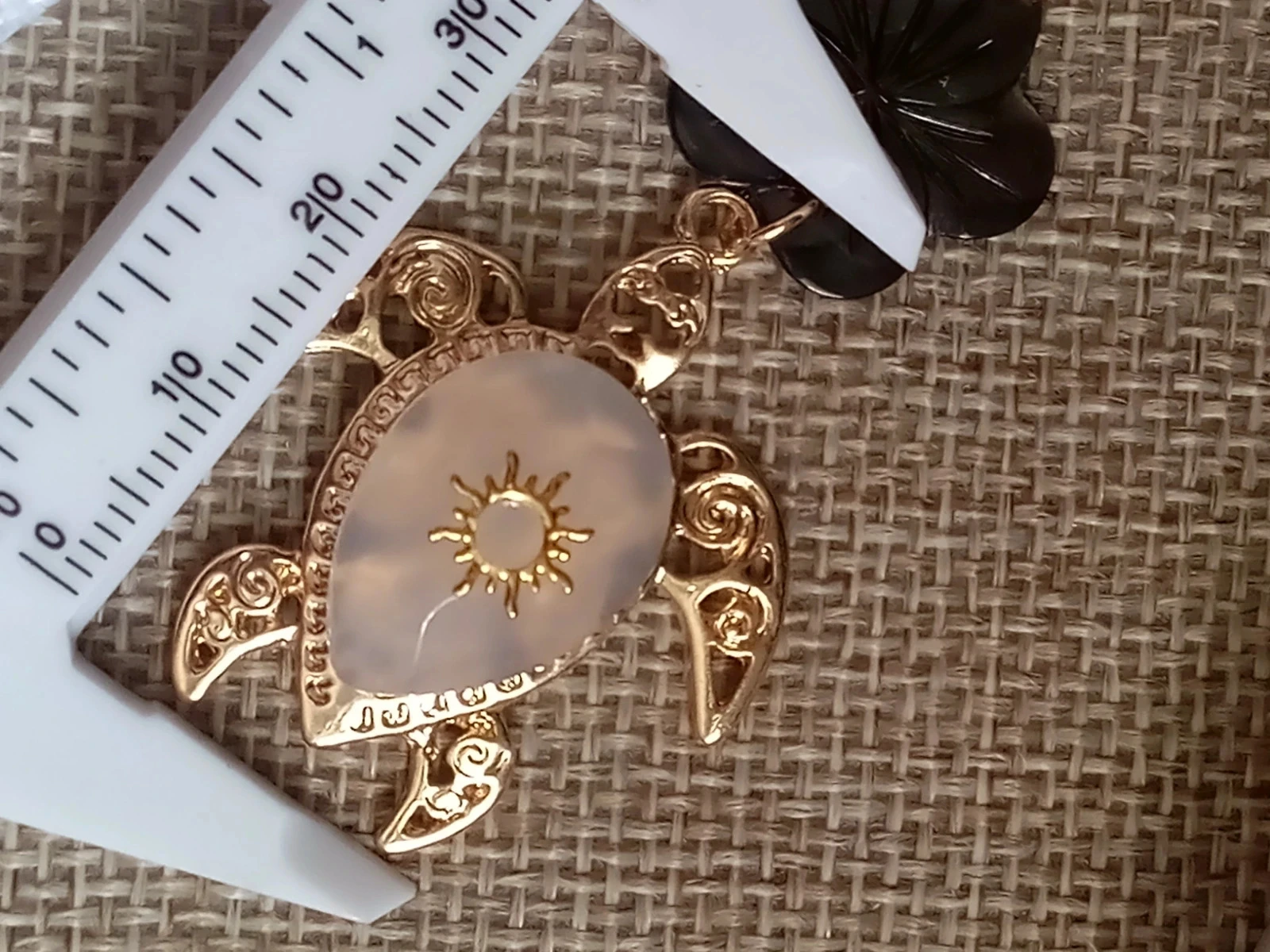 Collier tortue cristal de roche et fleur de n'a'c'r'e grise naturelle – photo 3